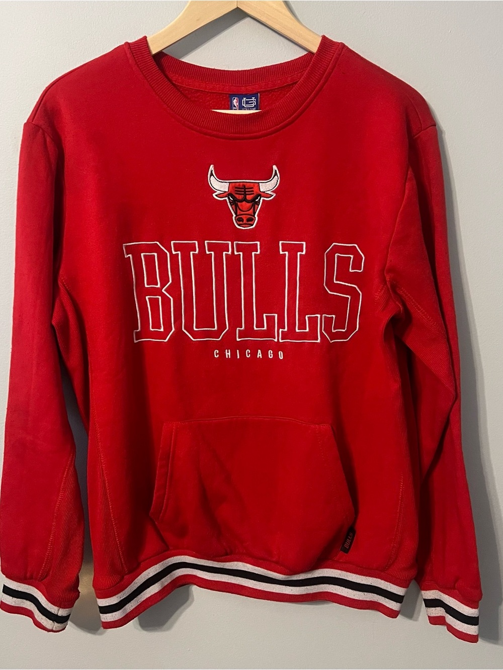 Chicago Bulls Crewneck Men’s M Red Sweatshirt Striped Hem/Cuffs Kangaroo Pocket